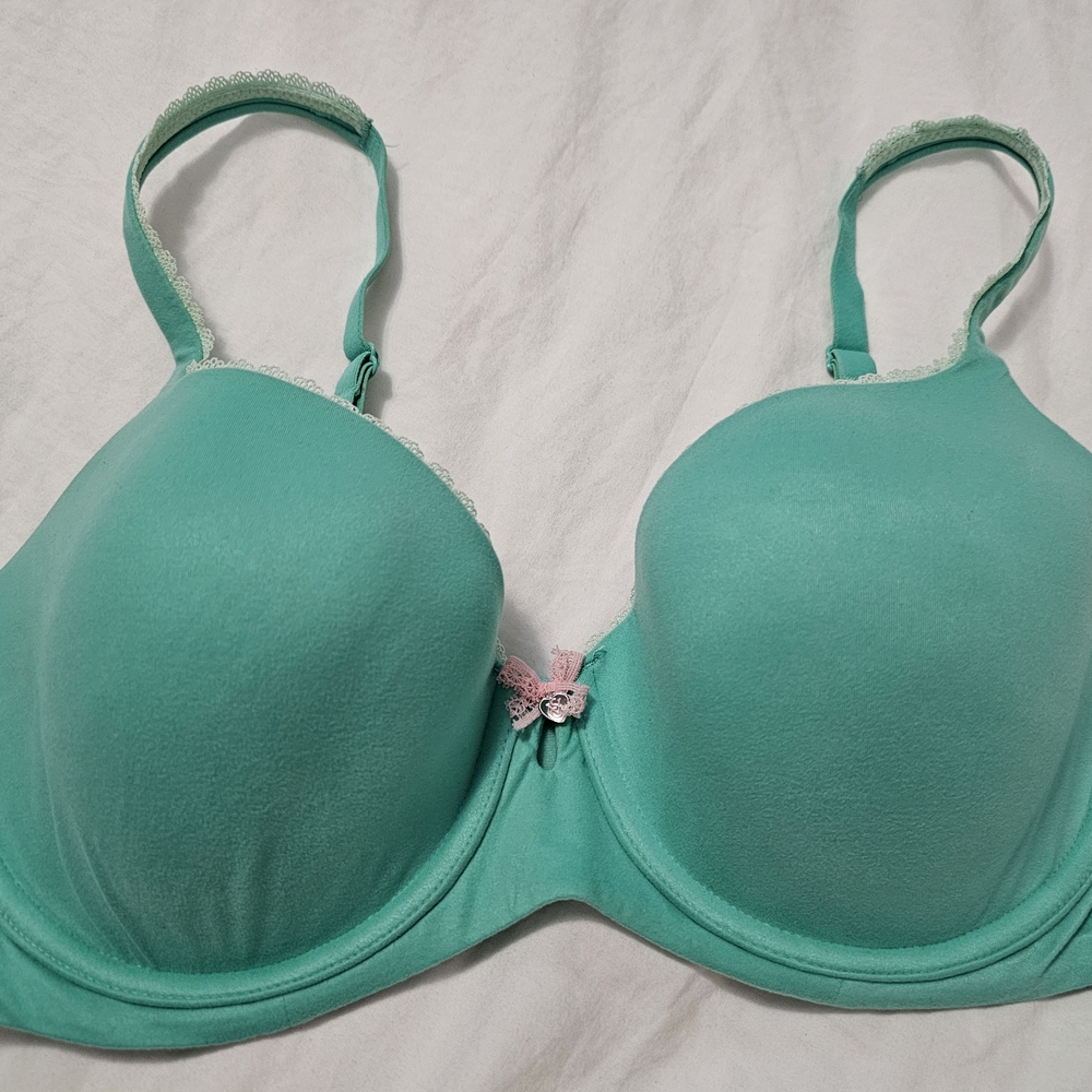 Victoria's Secret‎ Green T-Shirt Bra with Molded Cups